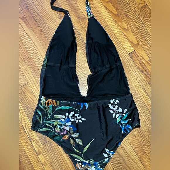 SHEIN backless Swimsuit - Picture 2 of 3